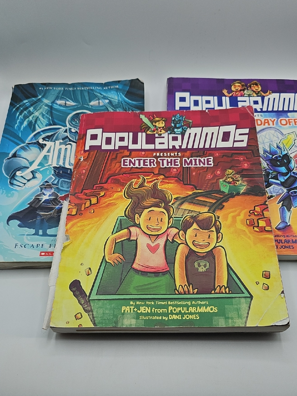 3 Books 2 PopularMMOs And Book Six Of Amulet. Readable But Fair Condition